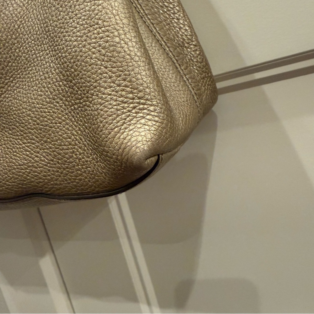 Gucci Soho Medium Chain Tote in Gold - Picture 7 of 16